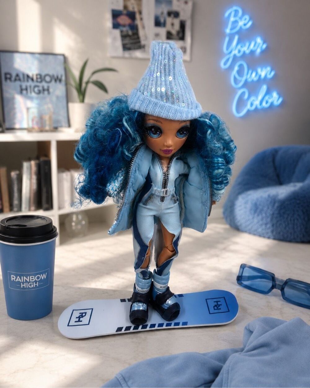 Rainbow High Winter Break Skyler Bradshaw Fashion Doll Blue W/ Outfit Snowboard